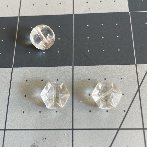 Assortment of vintage clear glass and plastic buttons - Picture 11 of 16